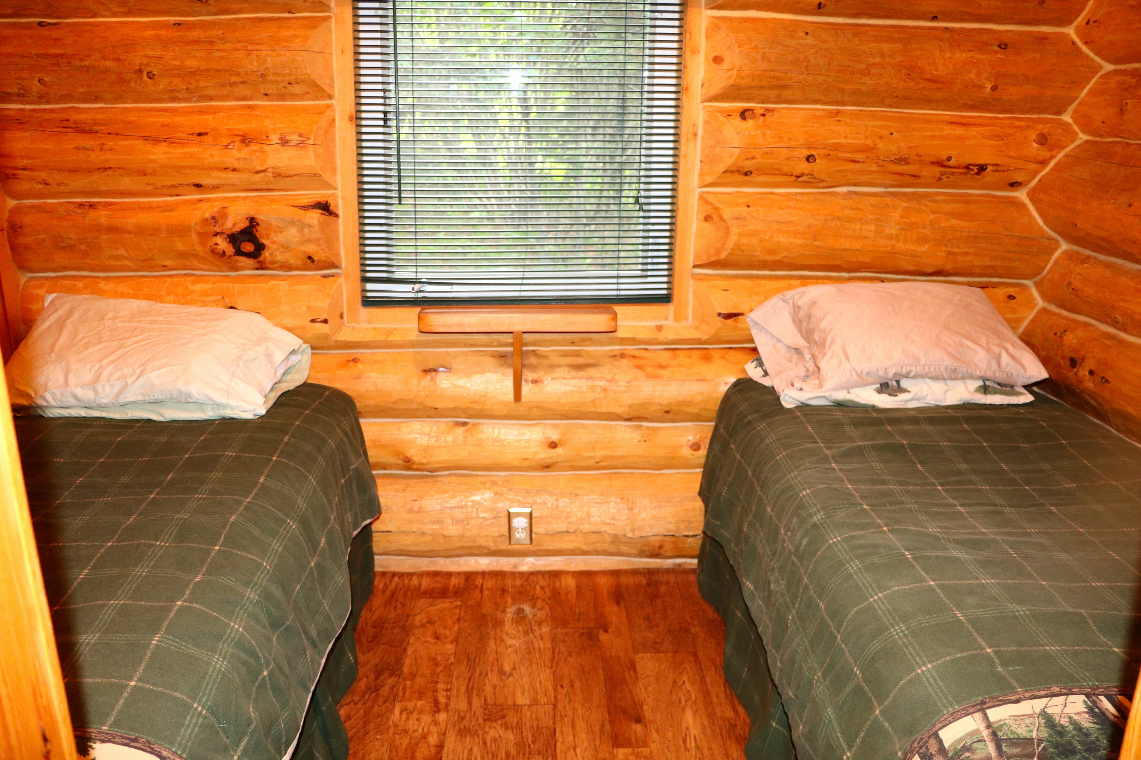 Bedroom with 2 twin beds